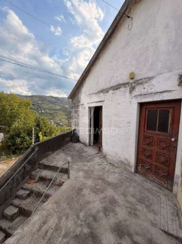 Moradia rústica com terreno e vistas rio douro