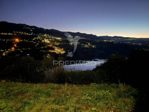 Moradia rústica com terreno e vistas rio douro