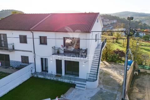 Moradia bi-familiar t5 em real