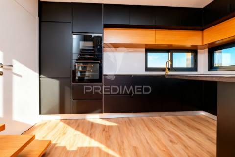 Moradia bi-familiar t5 em real