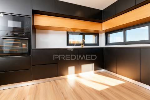 Moradia bi-familiar t5 em real