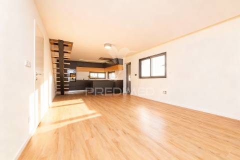 Moradia bi-familiar t5 em real