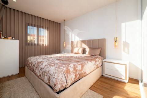 Moradia bi-familiar t5 em real