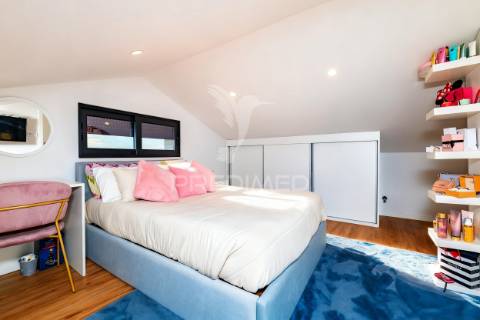 Moradia bi-familiar t5 em real