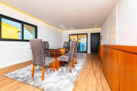 Moradia bi-familiar t5 em real