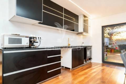 Moradia bi-familiar t5 em real