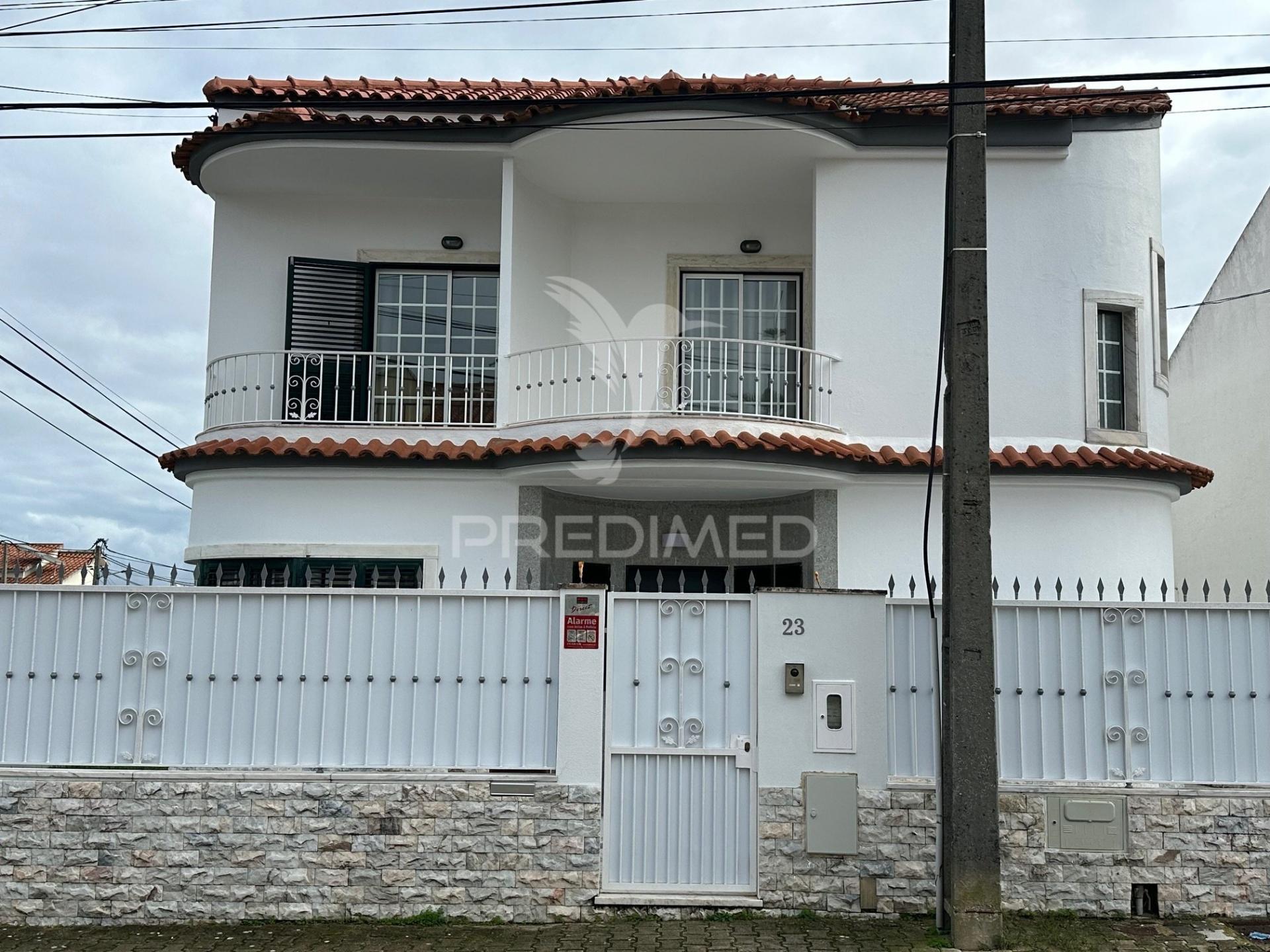 Moradia v4, isolada, com garagem em fernão ferro