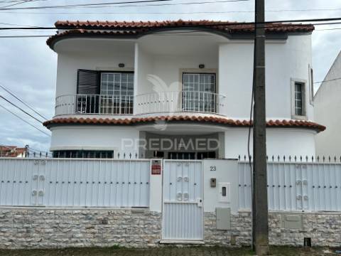 Moradia v4, isolada, com garagem em fernão ferro