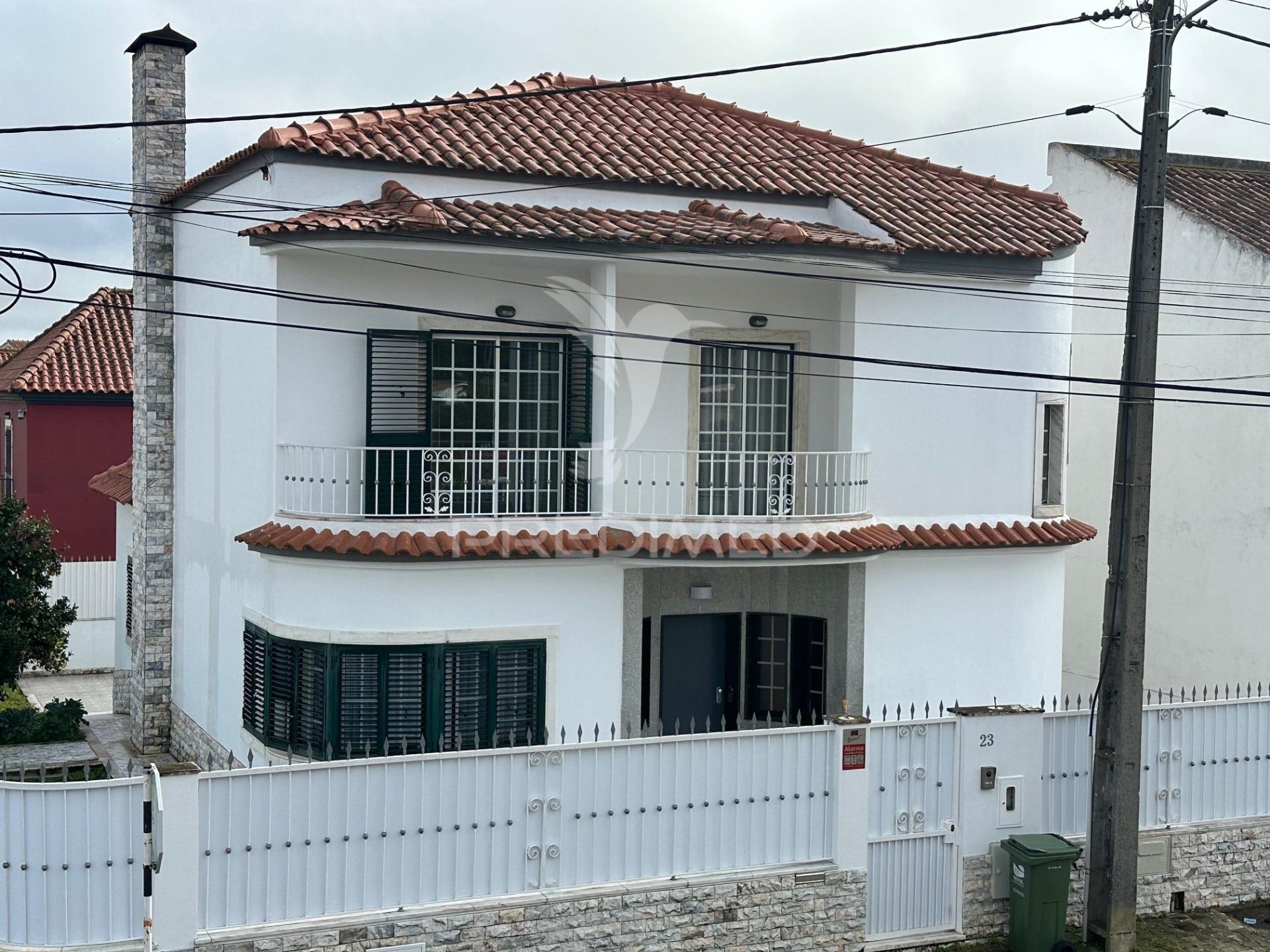 Moradia v4, isolada, com garagem em fernão ferro