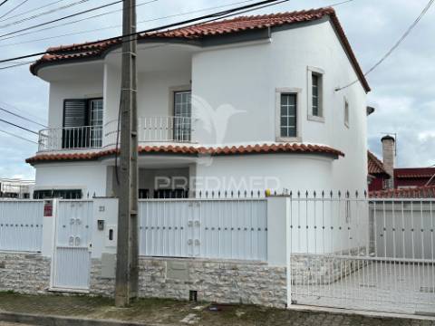 Moradia v4, isolada, com garagem em fernão ferro