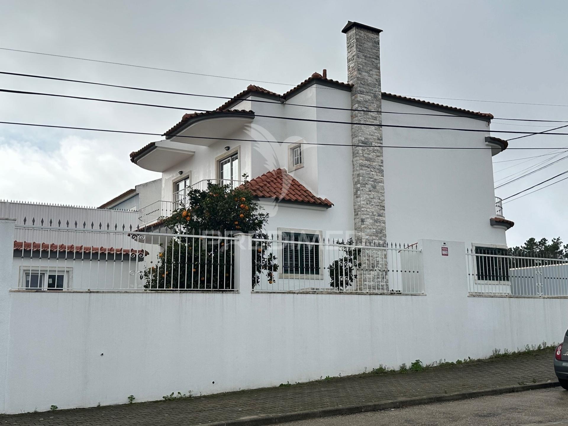 Moradia v4, isolada, com garagem em fernão ferro