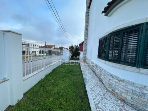 Moradia v4, isolada, com garagem em fernão ferro