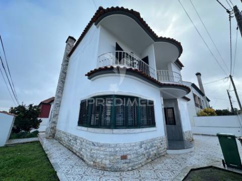 Moradia v4, isolada, com garagem em fernão ferro