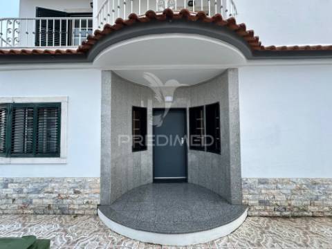 Moradia v4, isolada, com garagem em fernão ferro