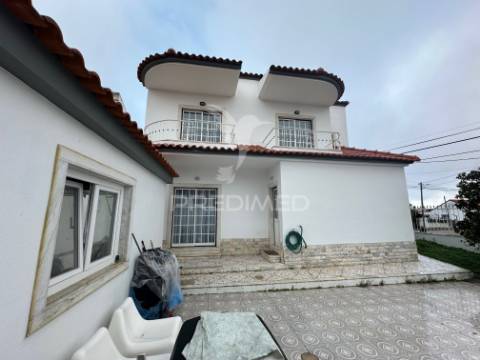 Moradia v4, isolada, com garagem em fernão ferro