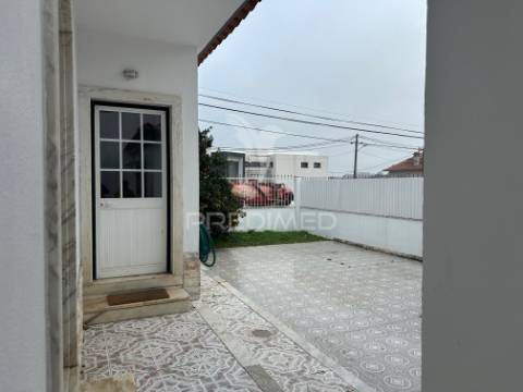 Moradia v4, isolada, com garagem em fernão ferro