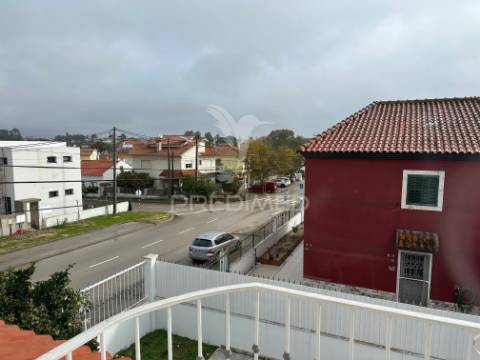 Moradia v4, isolada, com garagem em fernão ferro