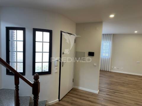 Moradia v4, isolada, com garagem em fernão ferro