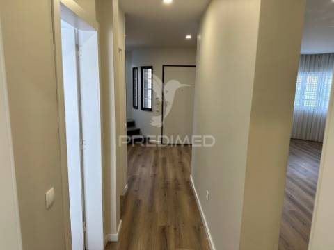 Moradia v4, isolada, com garagem em fernão ferro