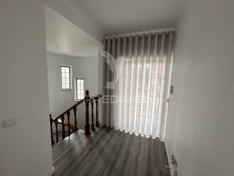 Moradia v4, isolada, com garagem em fernão ferro