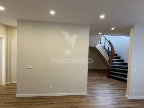 Moradia v4, isolada, com garagem em fernão ferro