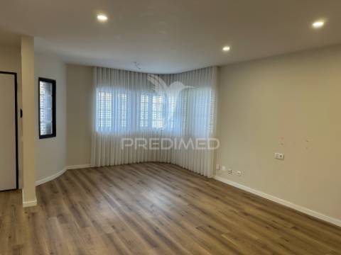 Moradia v4, isolada, com garagem em fernão ferro