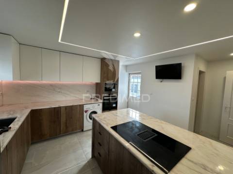 Moradia v4, isolada, com garagem em fernão ferro