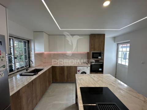 Moradia v4, isolada, com garagem em fernão ferro