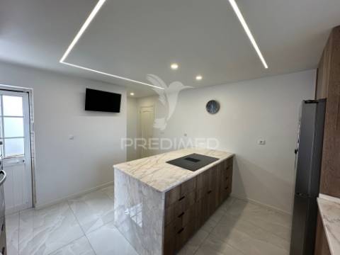 Moradia v4, isolada, com garagem em fernão ferro