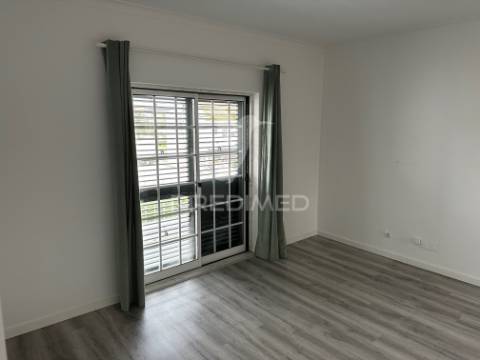 Moradia v4, isolada, com garagem em fernão ferro