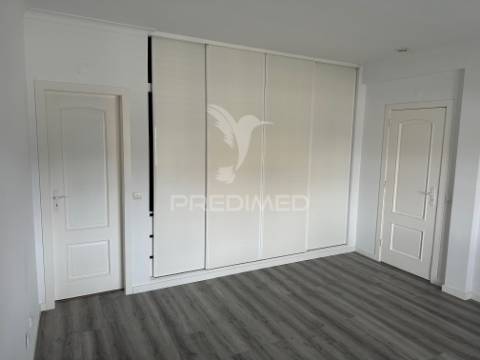 Moradia v4, isolada, com garagem em fernão ferro