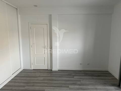 Moradia v4, isolada, com garagem em fernão ferro