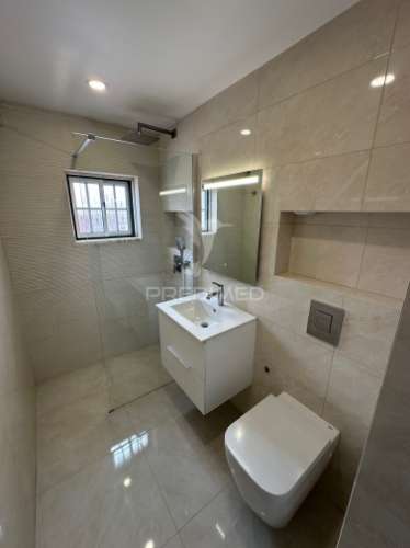 Moradia v4, isolada, com garagem em fernão ferro