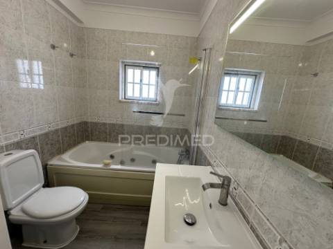 Moradia v4, isolada, com garagem em fernão ferro