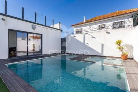 Moradia moderna com piscina, rooftop e anexo equipado.