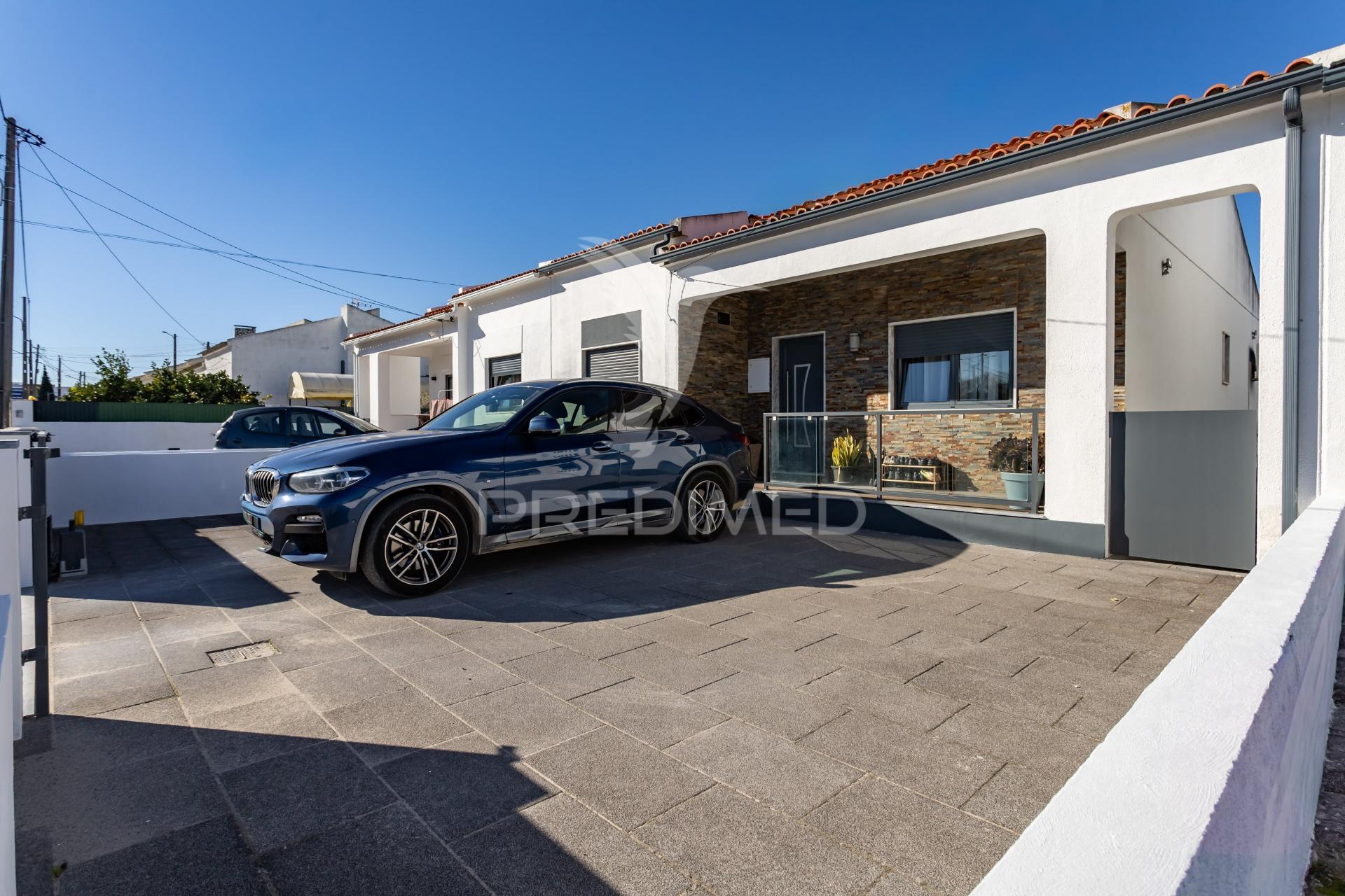 Moradia moderna com piscina, rooftop e anexo equipado.