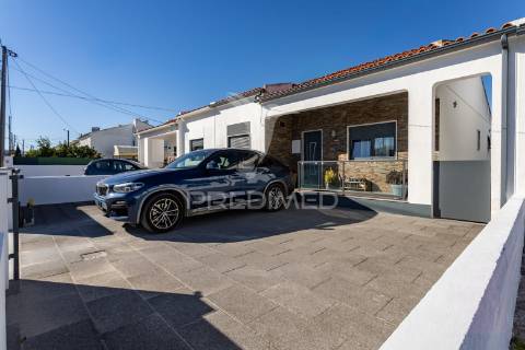 Moradia moderna com piscina, rooftop e anexo equipado.