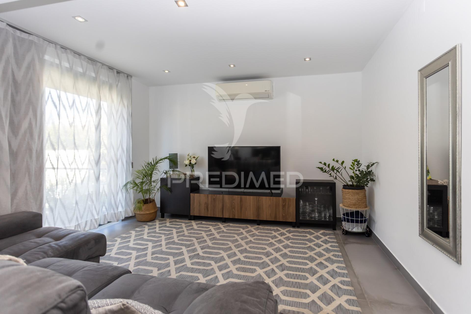 Moradia moderna com piscina, rooftop e anexo equipado.