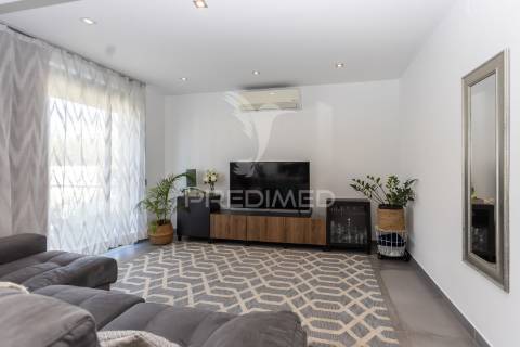 Moradia moderna com piscina, rooftop e anexo equipado.