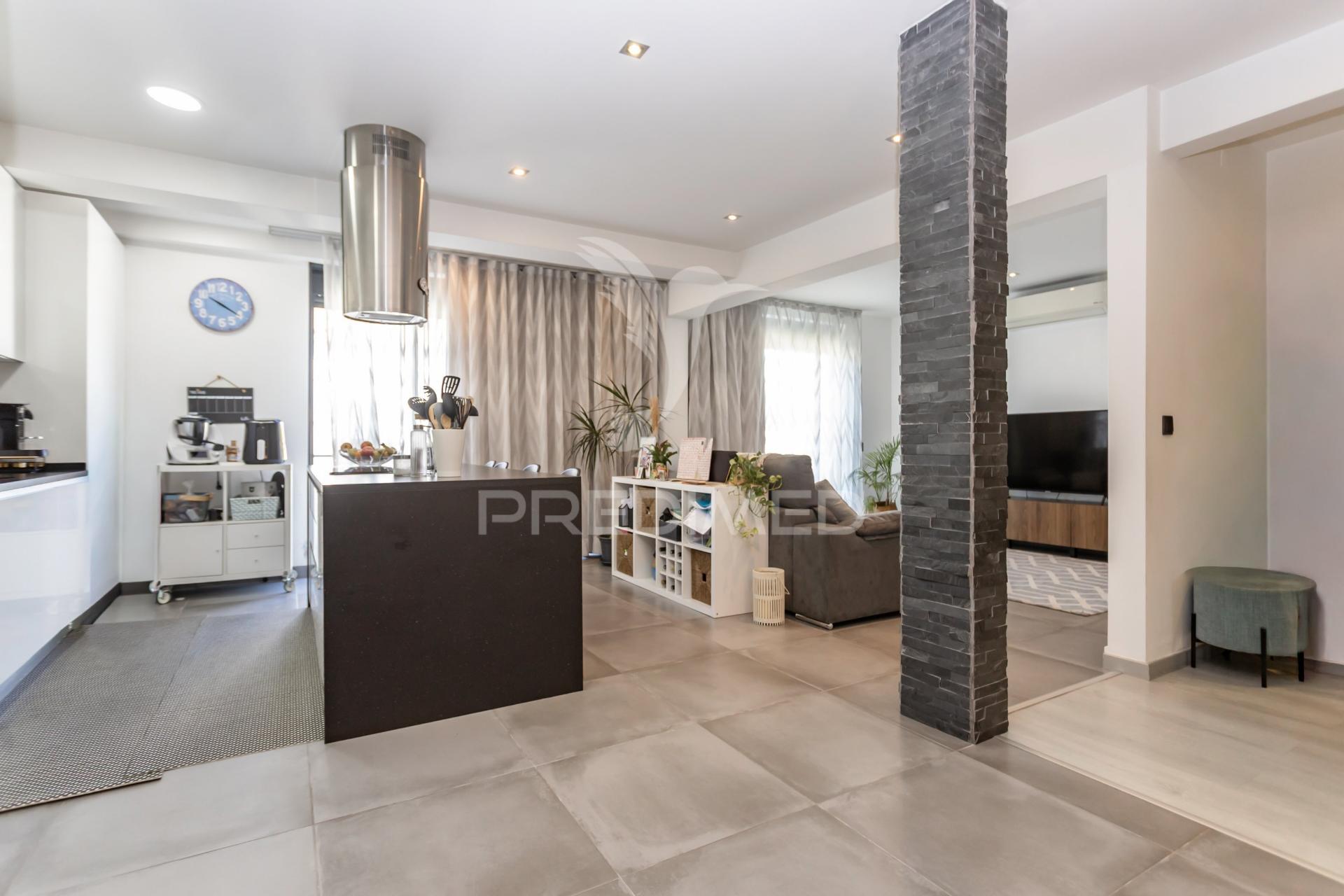 Moradia moderna com piscina, rooftop e anexo equipado.