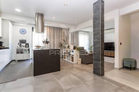 Moradia moderna com piscina, rooftop e anexo equipado.