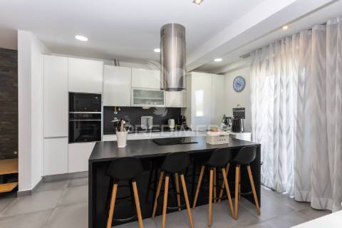 Moradia moderna com piscina, rooftop e anexo equipado.