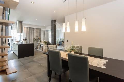 Moradia moderna com piscina, rooftop e anexo equipado.