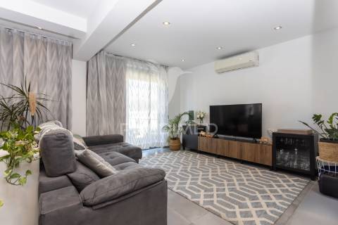 Moradia moderna com piscina, rooftop e anexo equipado.