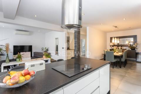 Moradia moderna com piscina, rooftop e anexo equipado.