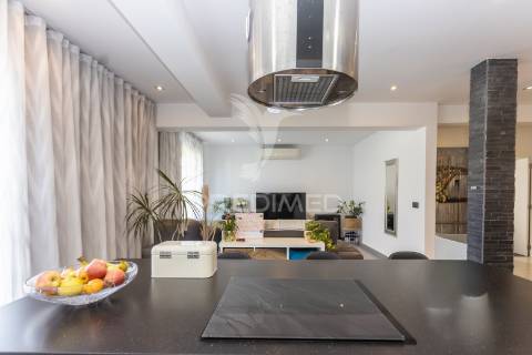 Moradia moderna com piscina, rooftop e anexo equipado.