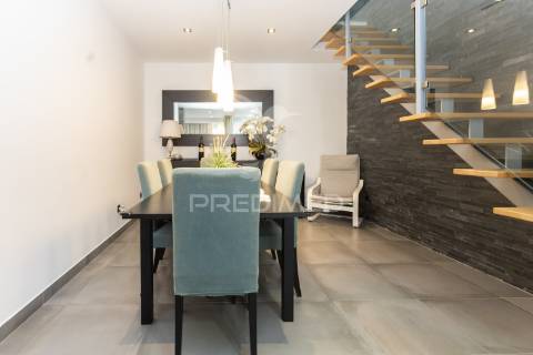 Moradia moderna com piscina, rooftop e anexo equipado.