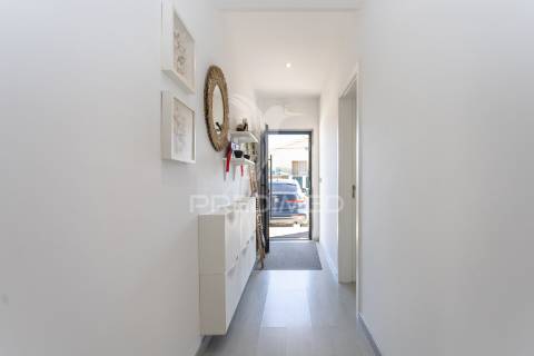 Moradia moderna com piscina, rooftop e anexo equipado.