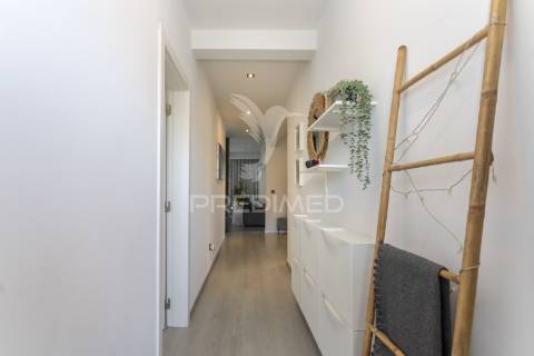 Moradia moderna com piscina, rooftop e anexo equipado.