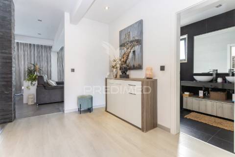 Moradia moderna com piscina, rooftop e anexo equipado.